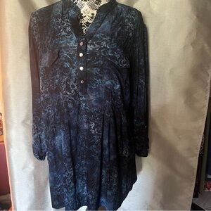 Beautiful detailed flowy shirt. 4 silver buttons. Pretty sleeve detail.
